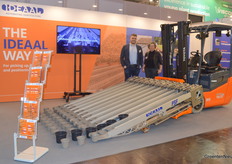 A sneak peak of a new innovation at Ideaal Machinebouw, shown by Koen Lemmen and Jacqueline Harthoorn. More news is expected later this year.